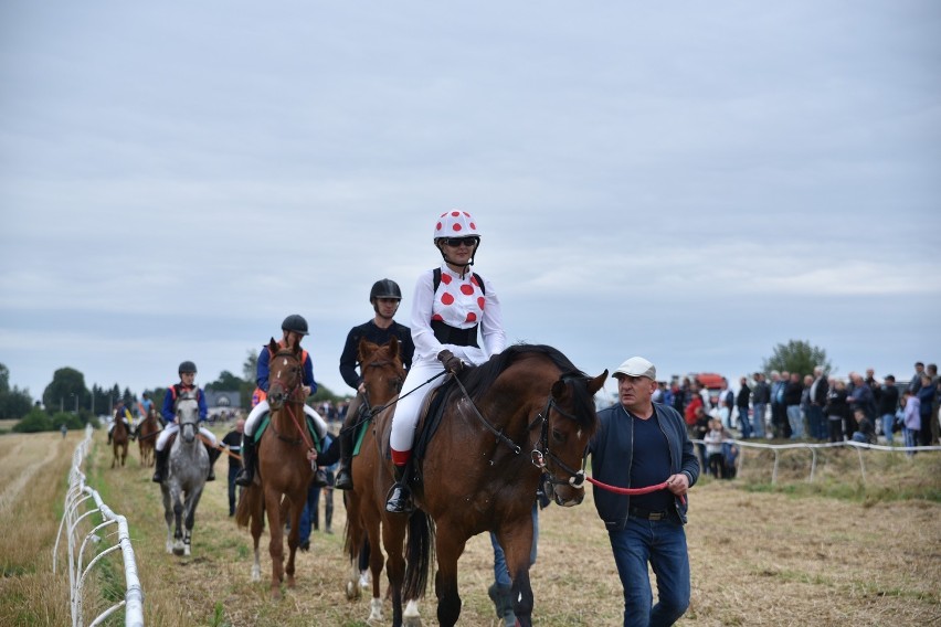 Wyścigi konne w Łobzowie (gmina Wolbrom). Pasjonujące zawody w międzynarodowej obsadzie [ZDJĘCIA]