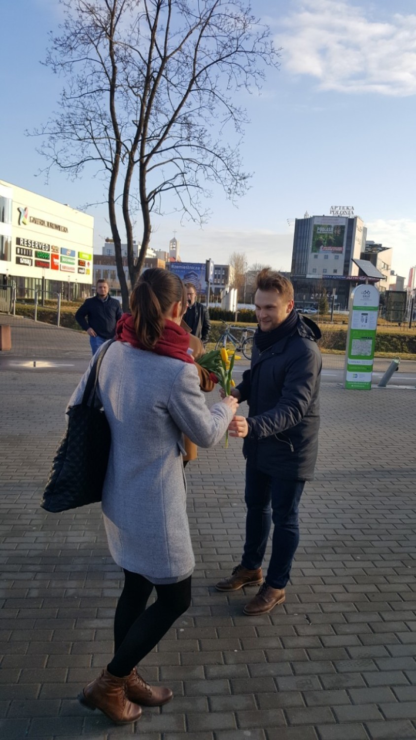 Poseł Krzysztof Truskolaski w pobliżu skrzyżowania...