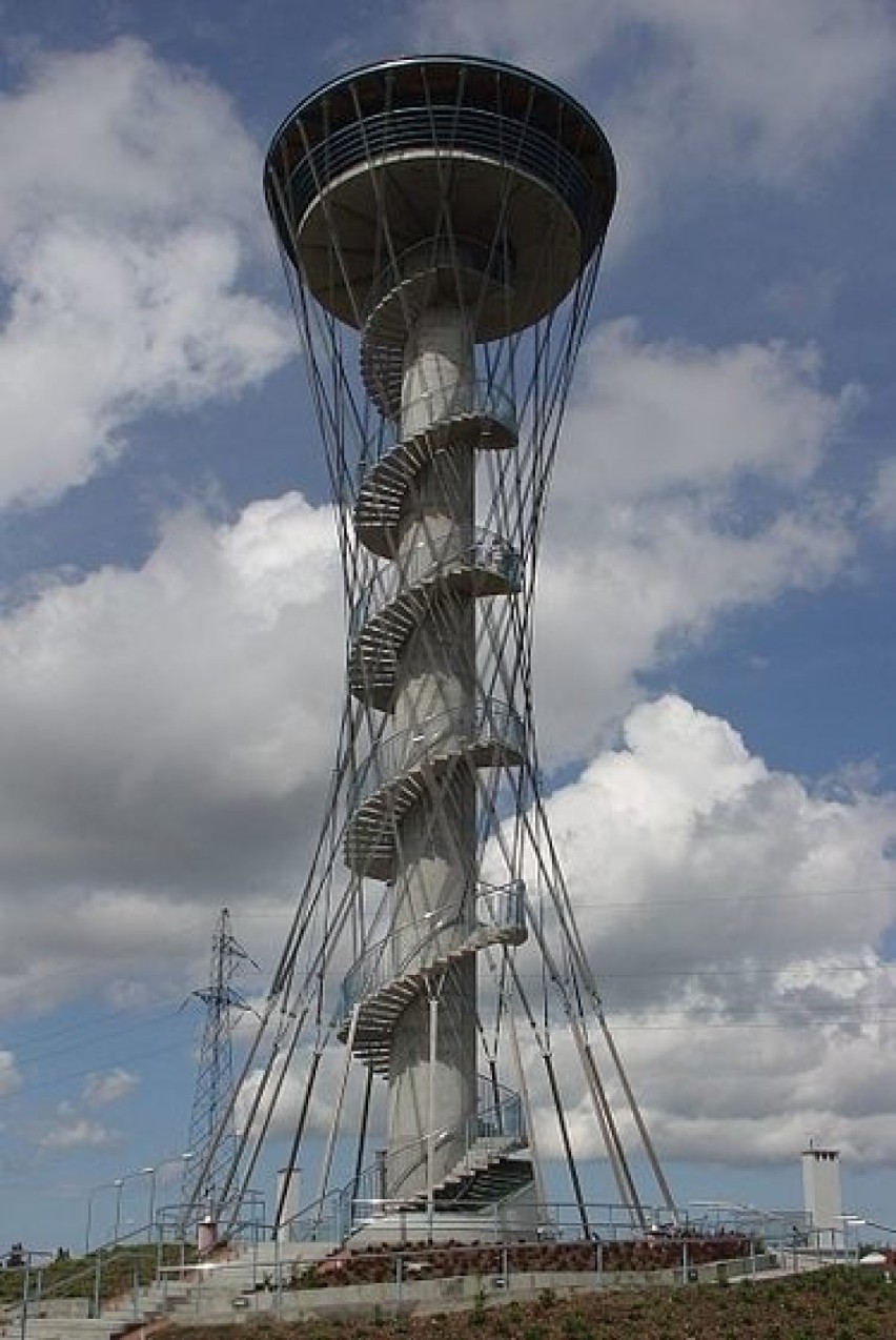 Wieża znajduje się na terenie kompleksu Kaszubskie Oko....