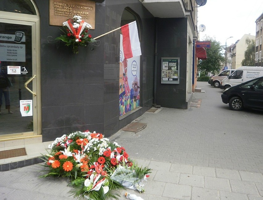 Złożenie kwiatów pod tablicami Romka Strzałkowskiego i...