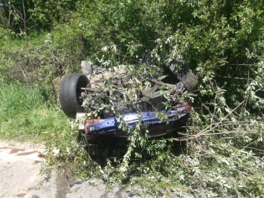 Groźny wypadek na drodze w Korzennej. 20-latek walczy o życie [ZDJĘCIA]