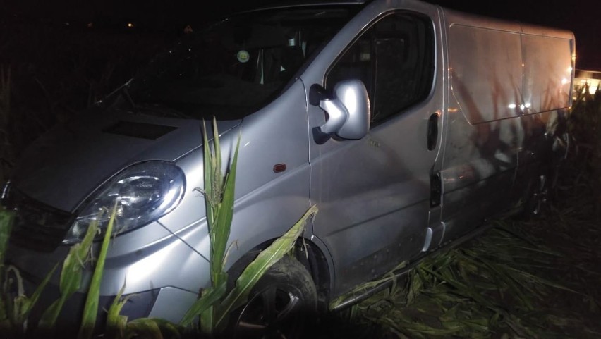 Dachowanie busa pod Zdzieszowicami. 39-letni kierowca w ciężkim stanie trafił do Uniwersyteckiego Szpitala Klinicznego w Opolu