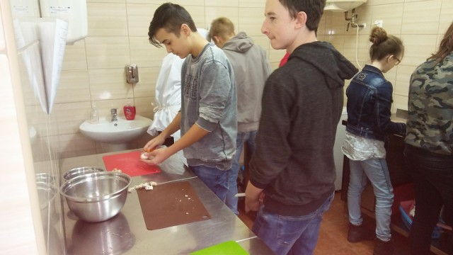 Wyrobienie drożdżowego ciasta do łatwych nie należy. Jednak uczniowie z gminy Łagów świetnie sobie z nim poradzili. Pizza smakowała! 