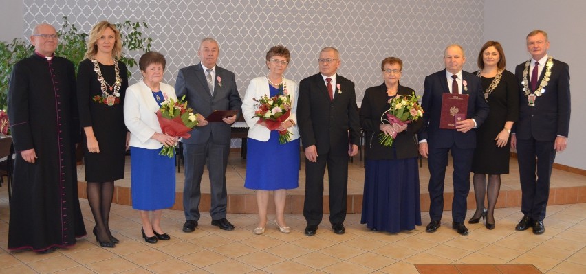 Medale za "złote gody" dla par z gminy Śmigiel