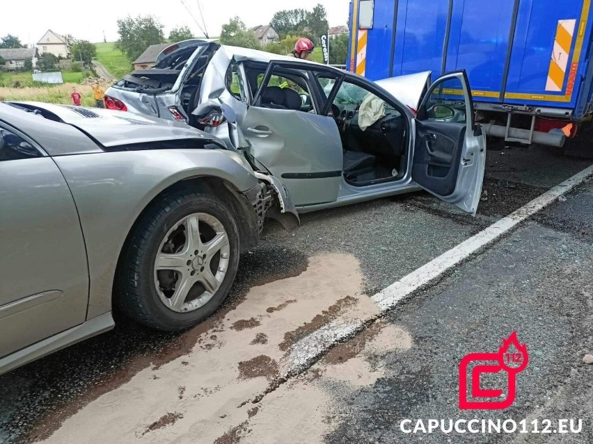 Wypadek w Gnojniku na DK75, zderzyły się dwa samochody osobowe i ciężarówka, dwie osoby ranne, 2-kilometrowy korek