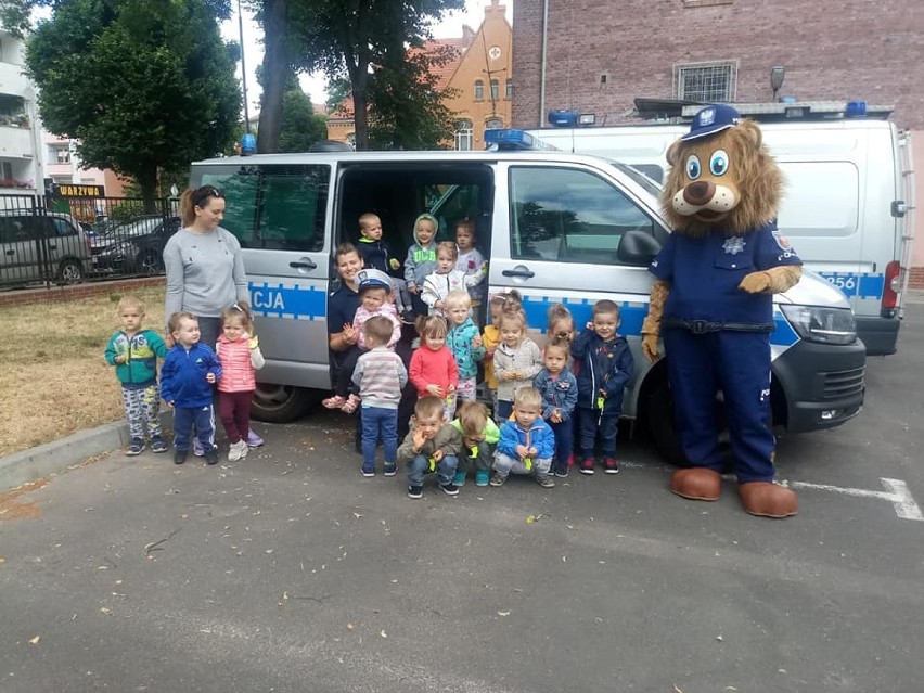 Maluchy z Leśnego Skrzata odwiedziły policjantów 