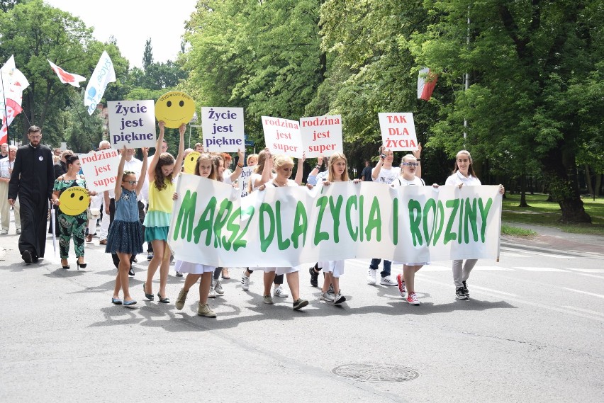 Marsz dla Życia i Rodziny przeszedł ulicami Zawiercia FOTO