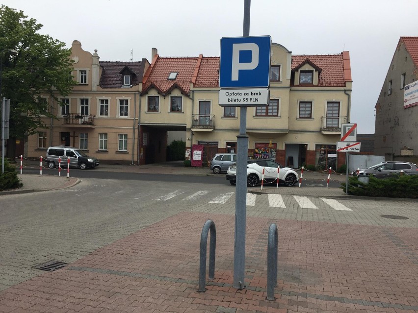 Kolejne parkometry przy marketach w Pleszewie