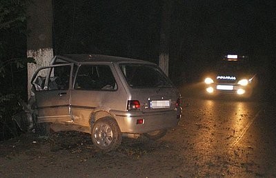 Bytom: Nocny wypadek na Orzegowskiej. Pijany kierowca uderzył w drzewo [Zdjęcia]