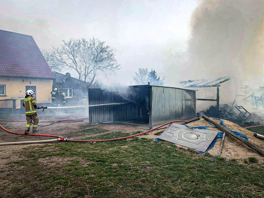 Powiat choszczeński. Pełen strat pożar. Spalił się garaż, a w nim dwa auta. Trzeci samochód się nadpalił. W domu popękały szyby