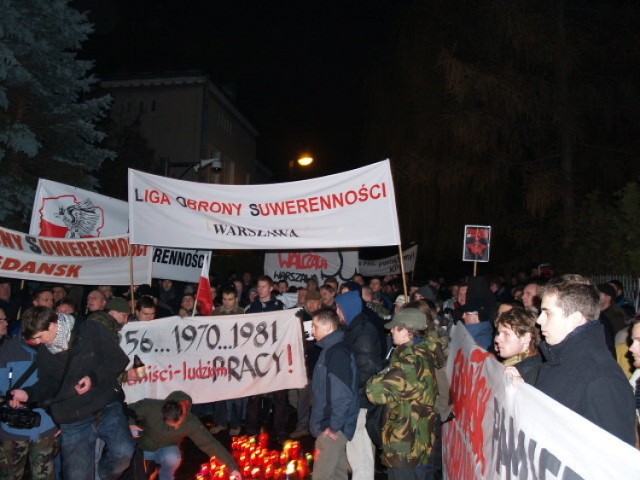 Manifestanci wraz ze swoimi transparentami. /fot. Rafał Łapiński