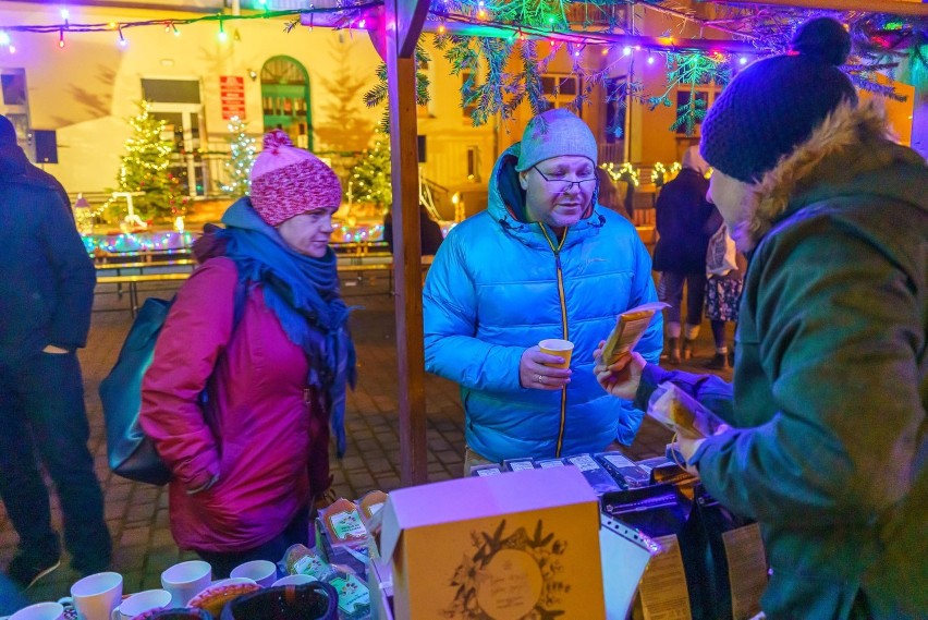 Nowy Sącz. Jarmark Bożonarodzeniowy w Szkole Podstawowej nr 1. Zorganizowała go fundacja Nowe Kierunki [ZDJĘCIA]