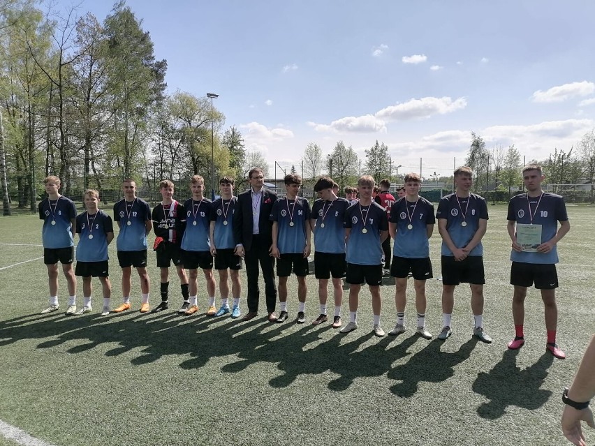 Mistrzostwa powiatu wieluńskiej w piłce nożnej. Zwyciężyły zespoły ZS nr 1 i LO
