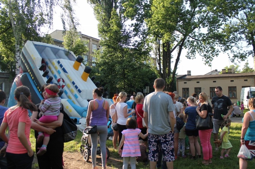 Piknik w parku przy ul. Wschodniej w Tomaszowie na zakończenie festiwalu Kontakt 2014