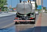 Aquanet leje wodę na poznańskie ulice. W jakim celu? [ZDJĘCIA, WIDEO]