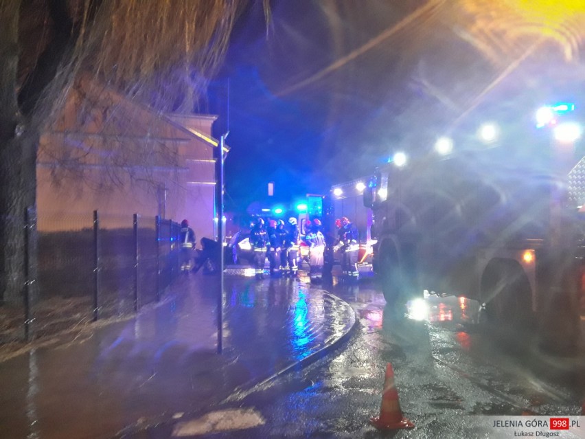 Jelenia Góra: Samochód uderzył w budynek mieszkalny! [ZDJĘCIA]
