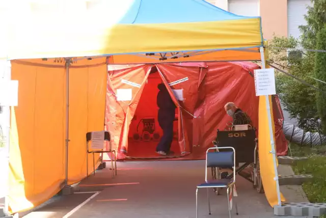 Tak wyglądają namioty przed szpitalami w lubuskich szpitalach. To właśnie w tym miejscu prowadzona jest segregacja chorych, albo pobierane są wymazy w kierunku COVID-19.