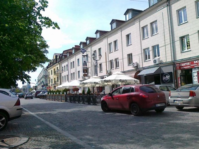 Ogródki piwne na Rynku Kościuszki w Białymstoku zajmują cenne miejsca parkingowe