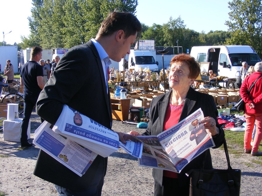 Radomsko Wybory Parlamentarne 2019: Krzysztof Ciecióra spotkał się na targowisku z mieszkańcami [ZDJĘCIA]