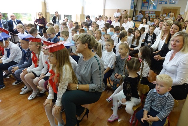 Ślubowanie klas pierwszych w Zespole Szkolno-Przedszkolnym w Łękawie w gminie Bełchatów.