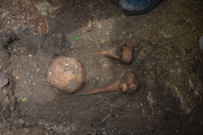 W jamach grobowych znaleziono między innymi szczątki kobiety...