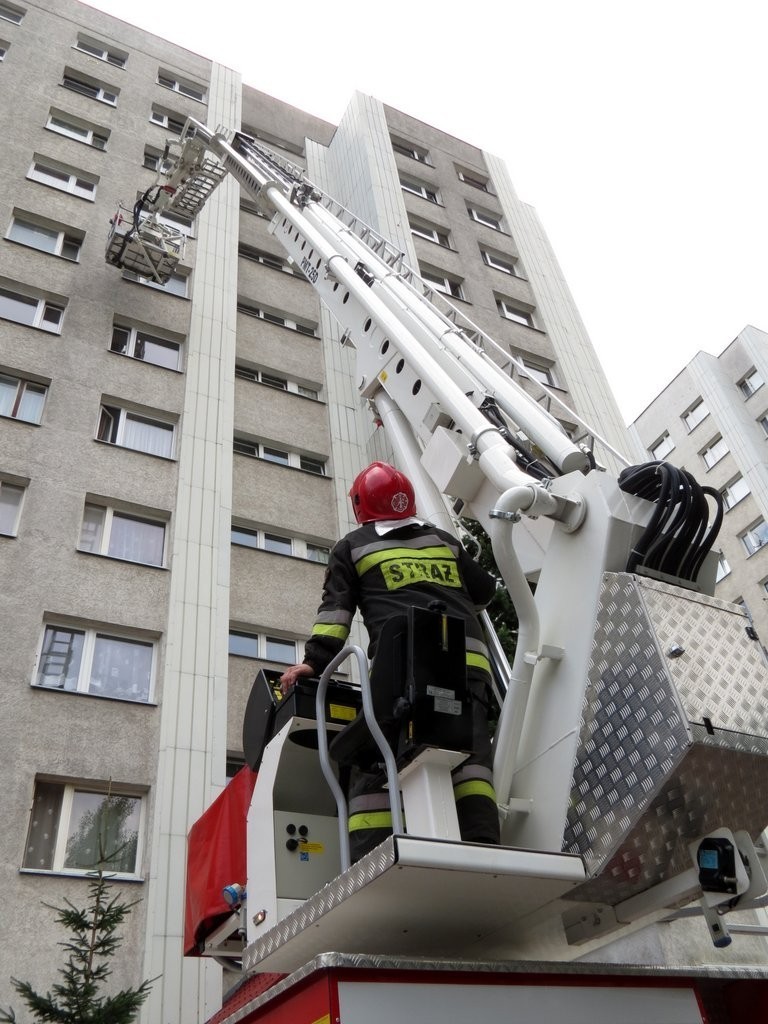 Wrocław: Na Rogowskiej zalewał sąsiadów i nie chciał otworzyć strażakom (ZDJĘCIA)