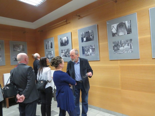 Franciszek E. Kazimierski z Torunia po raz kolejny pokazuje swoje fotografie w Miejskiej Bibliotece Publicznej im. Janusza Żernickiego w Ciechocinku. Wcześniej eksponowano tu jego prace pod wspólnym tytułem pt. "Twierdza Toruń". Tym razem autor prowadzi nas na cmentarz żydowski w Warszawie, rozłożony na 33 ha powierzchni, jeden z największych w Europie. Temu miejscu poświęcona jest otwarta dziś wystawa w galerii - czytelni ciechocińskiej biblioteki. Ekspozycję otworzyła wspólnie z autorem zdjęć Mariola Różańska, dyrektorka biblioteki, która wręczyła gościowi pamiątkowy kubek zamiast kwiatów.