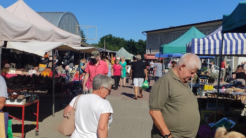 Targowisko miejskie w Żarach działa na pełnych obrotach. We wtorkowy poranek kupujących i sprzedających powitała piękna pogoda