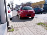 "Mistrzowie parkowania" w Skierniewicach, czyli jak nie należy zostawiać samochodu