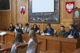 Młodzieżowa Rada Miasta Malborka. Kolejnym obradom młodych radnych przysłuchiwali się przedstawiciele dorosłych władz