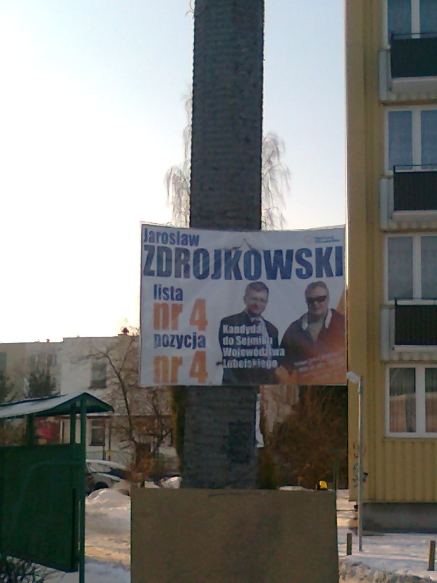 Jeden z plakatów wyborczych przy ul. Balladyny.