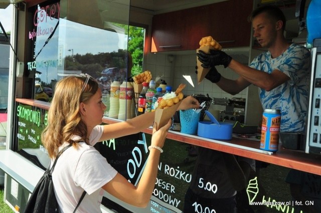 Rynek Smaków - Zlot Food Trucków 2019 w Staszowie. Na zdjęciu powyżej lofry, czyli gofry bąbelkowe, które cieszyły się dużym zainteresowaniem.