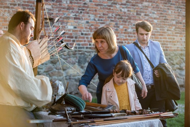 Noc Muzeów na Zamku Książąt Mazowieckich została przygotowana przez Muzeum Ziemi Rawskiej we współpracy ze stowarzyszeniem Topory i Bractwem Herbowym Ziemi Rawskiej. Mieszkańcy mogli zwiedzić basztę i wziąć udział w wielu pokazach.