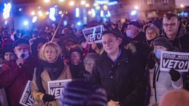 Na Rynku w Inowrocławiu protestowała spora grupa mieszkańcow