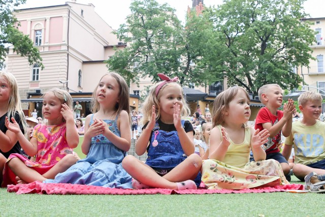 W Amfiteatrze Letnim w Tarnowie odbył się interaktywny spektakl dla dzieci “Bukiet Talentów” przygotowany przez aktorów Teatru Kultureska, 29.07.2022