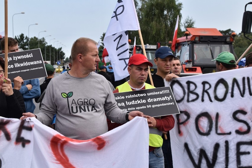 Początkowo grupa protestujących w Nowym Mieście nad Wartą to...