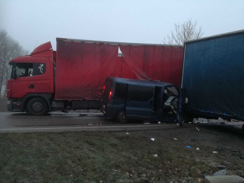 Powiat nowodworski. Wypadek z udziałem samochodu ciężarowego i busa. Poszkodowane są cztery osoby [6.12.2018]
