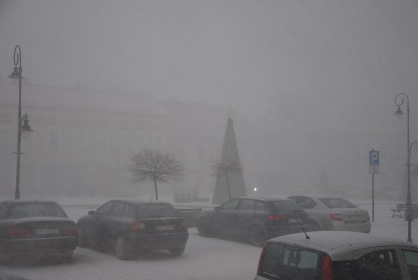 Potężna zadymka śnieżna na Starym Mieście w Sieradzu