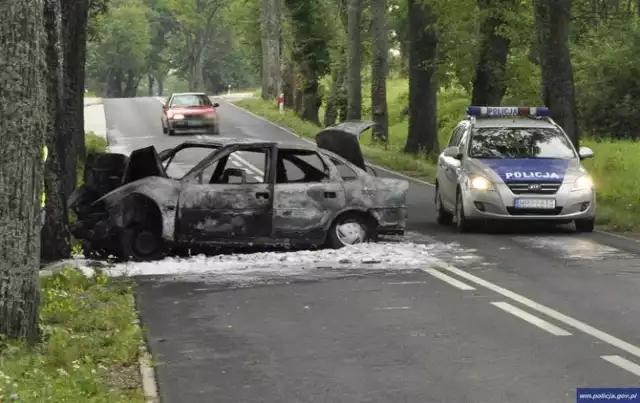 W środę po godz. 6 w miejscowości Babiak na trasie Lidzbark Warmiński - Orneta doszło do groźnego wypadku. Jadąca osobówką 42-letnia Podlasianka zjechała na pobocze i uderzyła w drzewo. Po chwili auto stanęło w płomieniach.