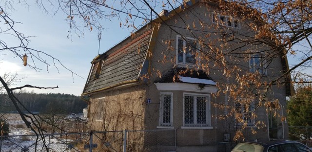 Miodnica - w przygotowaniu do sprzedaży. Przewidywana cena 229 tys. zł. 
Dwie działki o powierzchni 849 m² i 1.069 m². Powierzchnia użytkowa budynków: mieszkalny 247,10 m², drugi budynek niemieszkalny 17,74 m². Brak miejscowego planu zagospodarowania przestrzennego. W studium uwarunkowań i kierunków zagospodarowania przestrzennego Gminy Żagań działki położone są w strefie  osadnictwa wiejskiego. Powierzchnia użytkowa 247 m 2, powierzchnia gruntu 1.918 m 2. 
Miodnica to wieś położona w północnej części gminy wiejskiej Żagań, w odległości ok. 9 km od Żagania. Przez wieś przebiega droga wojewódzka nr 295. W najbliższym sąsiedztwie znajdują się budynki o podobnej funkcji mieszkaniowej oraz tereny zielone. W dalszym otoczeniu nieruchomości przeważa zabudowa mieszkalna jednorodzinna oraz zabudowa zagrodowa. Dojazd do nieruchomości jest realizowany drogą publiczną o nawierzchni asfaltowej, dwukierunkową, oświetloną o średnim natężeniu ruchu.