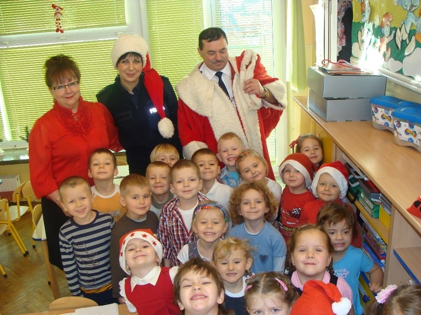 Policyjny Mikołaj odwiedzał tomaszowskie dzieci. Akcja policji z okazji 6 grudnia