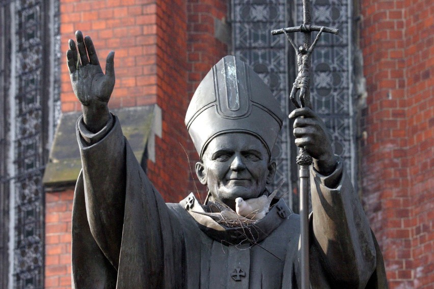 Pomnik Jana Pawła II w Legnicy
