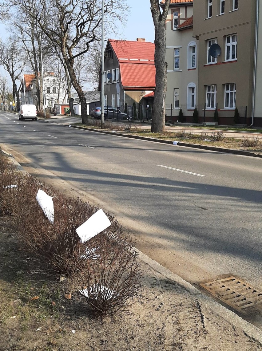 Dokumenty walały się na ulicy Koszalińskiej w Szczecinku. Ktoś zgubił? [zdjęcia]