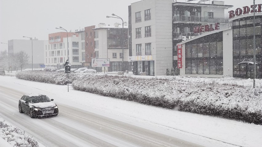 Zima wróciła, trudne warunki na drogach w Piotrkowie