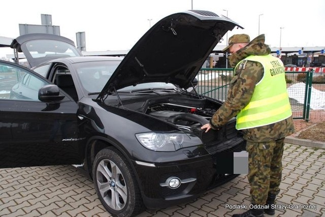 Do odprawy granicznej w przejściu drogowym w Kuźnicy stawiło się dwóch obywateli Białorusi, podróżujących trzyletnim BMW X6. Do auta przytwierdzone były niemieckie tablice rejestracyjne.