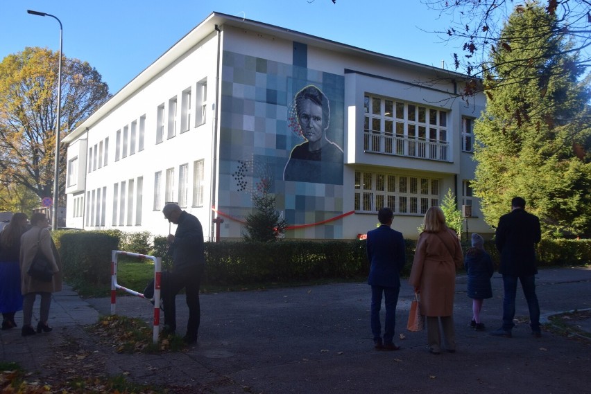 Odsłonięcie muralu Marii Skłodowskiej-Curie i 65-lecie SP11...
