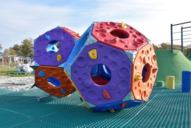 Plac zabaw w Parku 800-lecia Opola na Wyspie Bolko nabiera kształtu