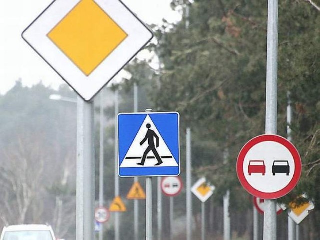 Liczba znaków drogowych na wielu naszych ulicach bywa wprost zatrważająca. Efekt? Kierowcy je ignorują, zaczynają jeździć na pamięć, co prowadzi do niebezpiecznych sytuacji.