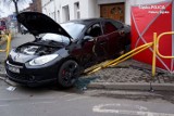 Wypadek w Piekarach Śląskich. Samochód osobowy uderzył w autobus i potrącił mężczyznę na chodniku. Zginął pieszy ZDJĘCIA