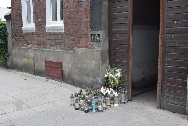 Brama kamienicy na Cierpięgach, gdzie doszło do śmierci 28-latka.